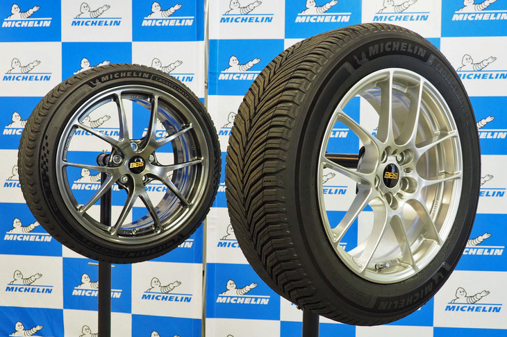 日本ミシュランタイヤが国内導入発表したオールシーズンタイヤの新製品「ミシュラン・クロスクライメート3スポーツ」（写真左）と「ミシュラン・クロスクライメート3」（同右）。