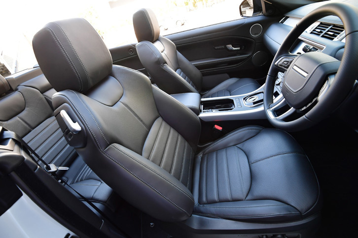 インテリアにはオックスフォードレザーなど随所に高級素材が使用されている。