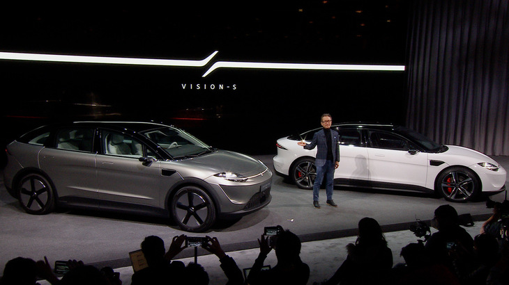 「CES 2022」にて、新しいコンセプトカー「VISION-S 02」（写真左）を紹介するソニーグループの吉田憲一郎会長兼社長。