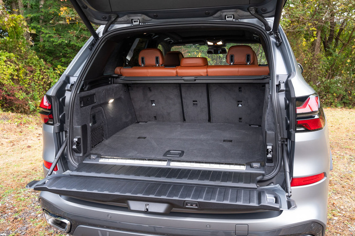 テールゲートは上下2分割で開く。「xDrive50e」にはオプションでも3列目シートの設定がない。