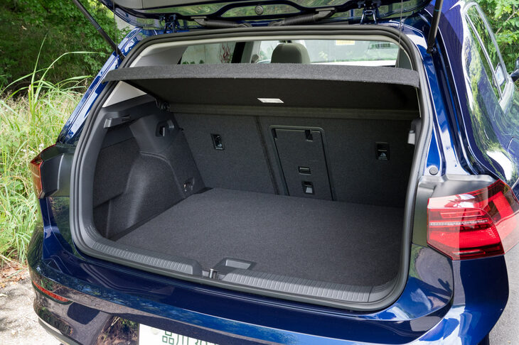 新型「ゴルフ」の荷室容量は、5人乗車時で380リッター。後席をたたんだ状態で1237リッター。可動式のフロアボードにより、床面の高さは2段階で調整可能となっている。（写真：向後一宏）