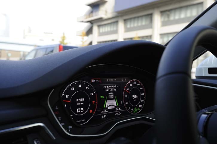 65km/ｈ以下のときに先行車が2台以上いると、渋滞中と認識され、「アダプティブクルーズコントロール」の「トラフィックジャムアシスト機能」が作動する。車線を認識してステアリング制御を行うほか、先行車の動きに応じて、自動で発進／停止も行う。