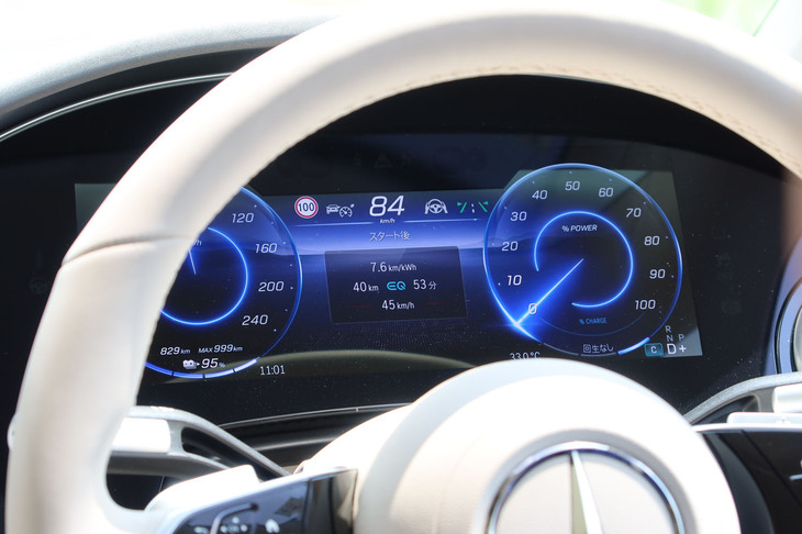 コースティング（慣性走行）は優れた電費のカギとなる。その走行中、写真右のパワーメーターがゼロ表示となっている点に注目。