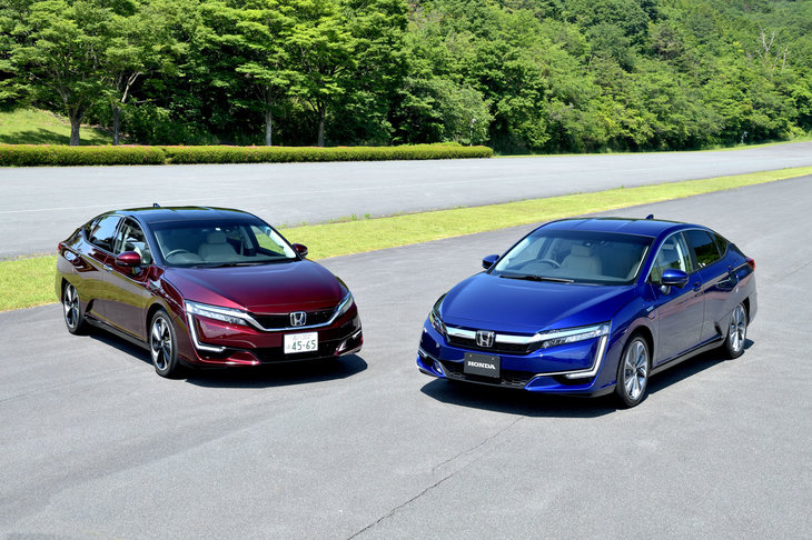 FCVの「クラリティ フューエルセル」（写真左）と「クラリティPHEV」（同右）。外観上はフロントグリルやルーフ、ホイールのデザインなどが異なっている。