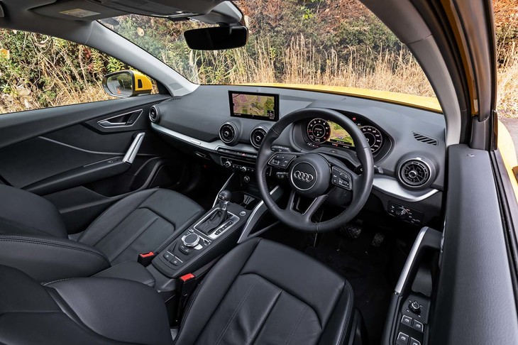 ダッシュボードデザインは、「A1」譲り。シルバーのパネルやカラーリングを用いてスポーティーな印象を構築している。試乗車はオプションのナビゲーションパッケージを装着していた。