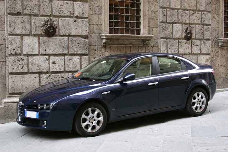 「アルファ・ロメオ159」。ベルリーナは公用車としてもたびたび使われていた。2007年シエナ国立公文書館前で筆者撮影。