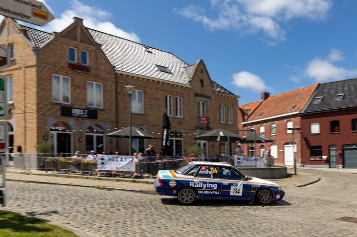 わざわざ街の中心をスタートにするのが、日本では考えられない。みんな飲みながら観戦できるし、いいことしかない！