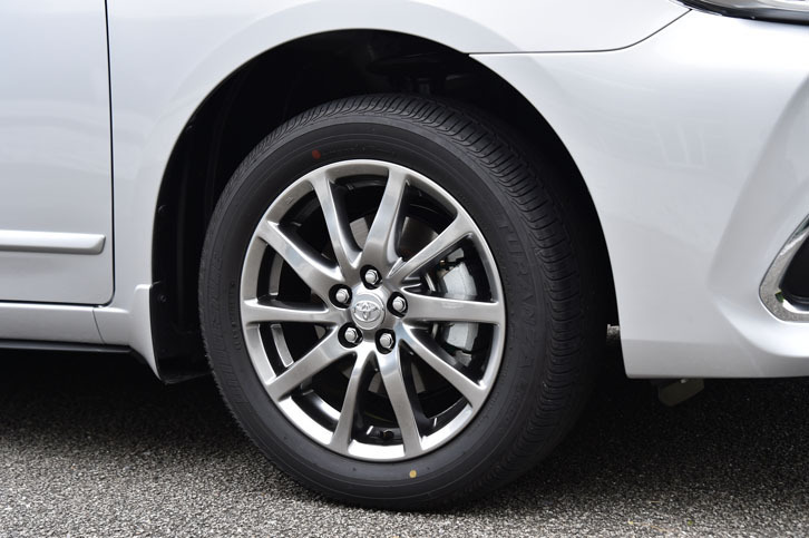 「プレミオ」の上級グレード「2.0G“EXパッケージ”」には16インチホイールが標準で備わる。テスト車のホイール（写真）は、スーパークロームメタリック塗装が施されたオプション品。