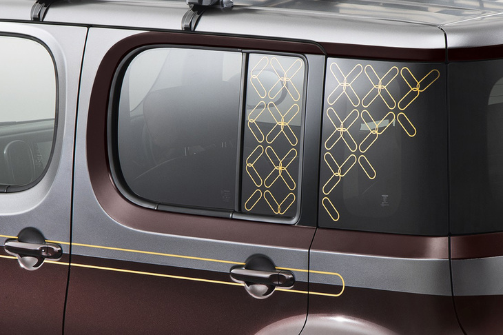 ゴールドのラインが印象的なリアサイドウィンドウやボディーサイドのステッカーは、「カスタムパッケージ」のメニューが全部入りとなる75万0764円の「プレミアム」に含まれるアイテム。