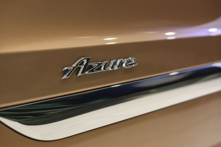 ベントレー・ベンテイガEWBアズール ファーストエディション（フロントドアのエンブレム）