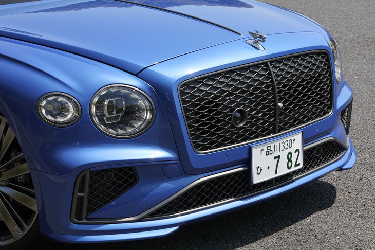 ブラックとグラファイトを用いたグリルやヘッドランプベゼルなどでスポーティーにコーディネートされた「フライングスパー」のフロントフェイス。ベントレー独自の「クリスタルカット」デザインが採用されたヘッドランプが先代モデルから引き継がれている。