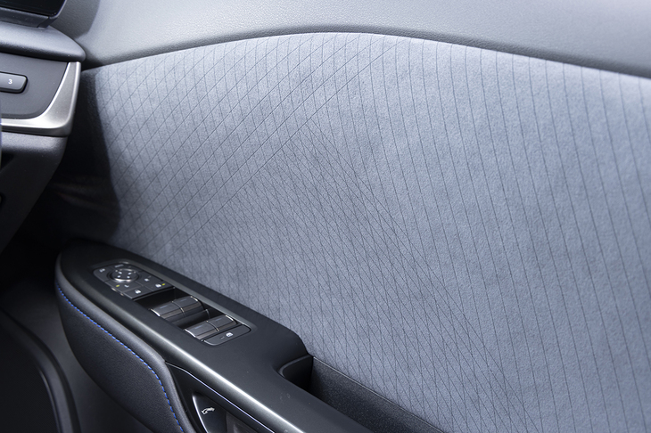 ウルトラスエードのドアトリムにはレーザー加工で精緻な模様があしらわれる。ここにグラスに強い光を当てて拡散させたようなグラフィックが投影されるのだが、夜間でないと分かりづらい。