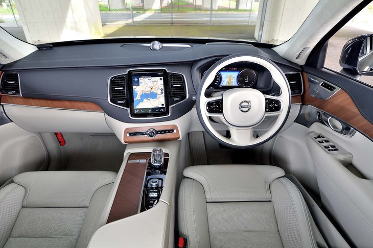 天然素材の質感にこだわったインテリア。写真のチャコール×ブロンドのほか、チャコール一色のインテリアカラーも選択できる。