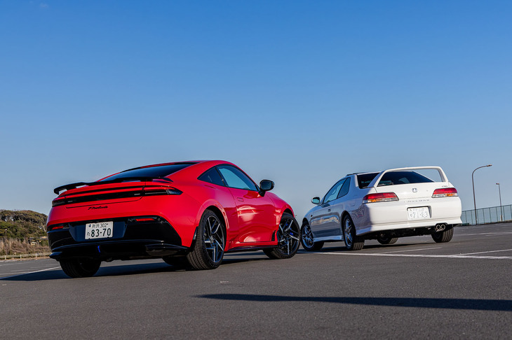 新型「プレリュード」（写真左）に装着されたホンダアクセスの「テールゲートスポイラー（ウイングタイプ）」は、5代目（同右）の巨大な「トランクスポイラー（ハイウイングタイプ）」に比べると実につつましやか。しかし、整流効果は最新型のほうに軍配が上がるというから、技術の進歩を感じずにはいられない。