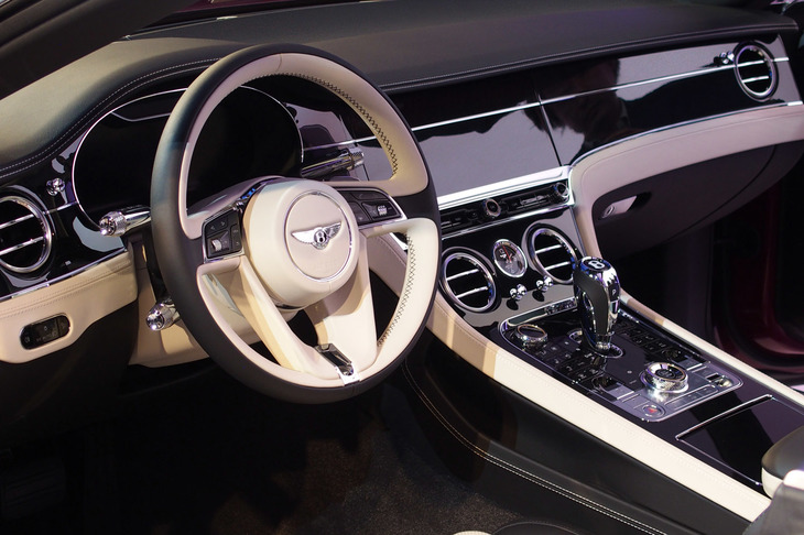 「コンチネンタルGTコンバーチブル」では、ネックウオーマー付き新型シートが採用されるほか、ステアリングホイールやドアやセンター部分のアームレストにもヒーターを装備している。