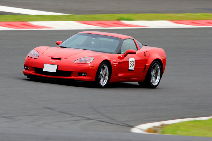 こちらは「C6」こと6代目「コルベット」の「Z06」。7リッターの大排気量自然吸気エンジンを搭載した、今となっては非常にぜいたくな一台である。