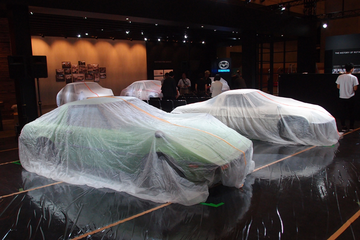 マツダは、1967年製の「コスモスポーツ」から、ルマン24時間レースで優勝したレーシングカー「787B」まで、さまざまなロータリーエンジン搭載車を展示する。写真は、オープン前日の状態。