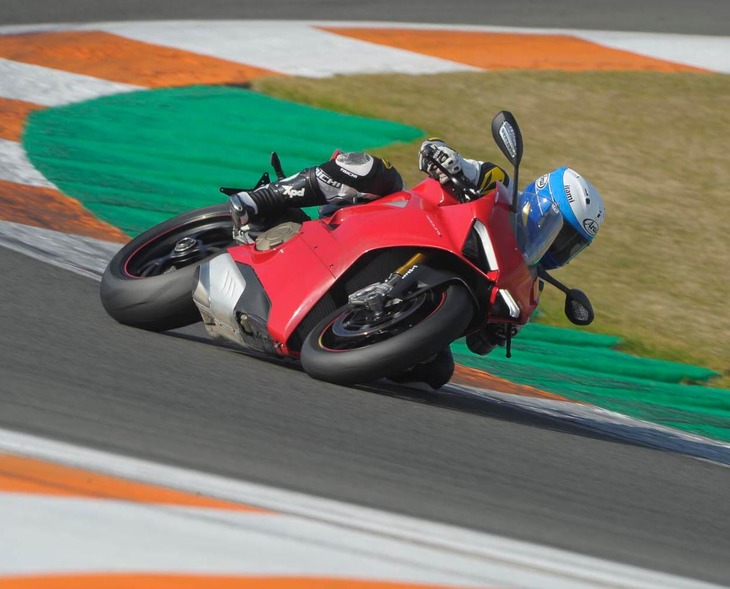 サーキットにおいてドゥカティのハイパフォーマンスモデル「パニガーレV4 S」を駆る筆者。今回、同モデルは外国車クラス賞の栄誉に輝いたが、受賞の理由は不明のままだ。