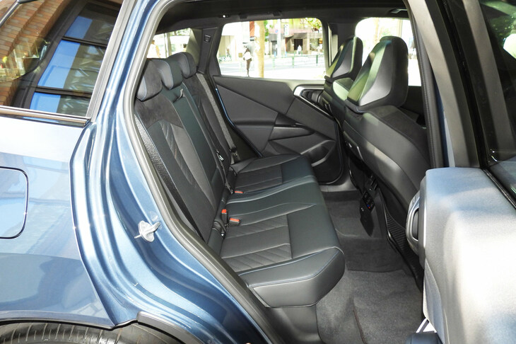 BMW X3 20d xDrive Mスポーツ（リアシート）