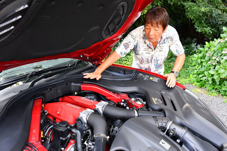「エンジンを眺めているだけでも十分楽しくなるのがフェラーリ。フロントミドシップで、搭載位置の低さにも感心します」と感想を漏らす池沢早人師先生。