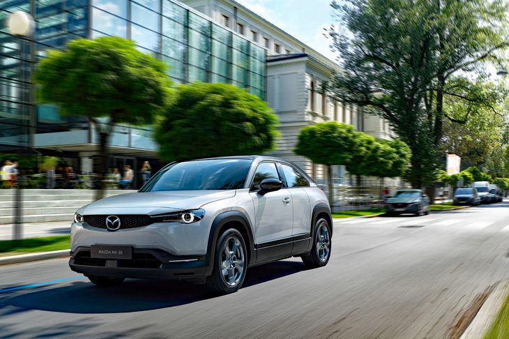 マツダの試算では、バッテリー搭載量の少ない「MX-30」のEV仕様でも、16万km走らなければ生産時にエンジン車より多く排出されるCO2の量を相殺することはできないという。