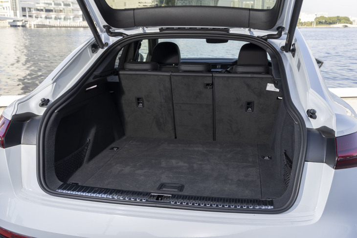 荷室の容量は616～1655リッター。正統派SUVスタイルの「Q8 e-tron」は660～1725リッター。