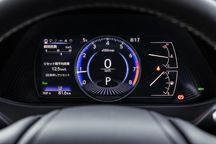 走行モードごとにデザインが切り替わるメーター。7インチの液晶画面を使用している。速度やナビ、レーントレーシングアシストなどを表示するカラーヘッドアップディスプレイも装備している。