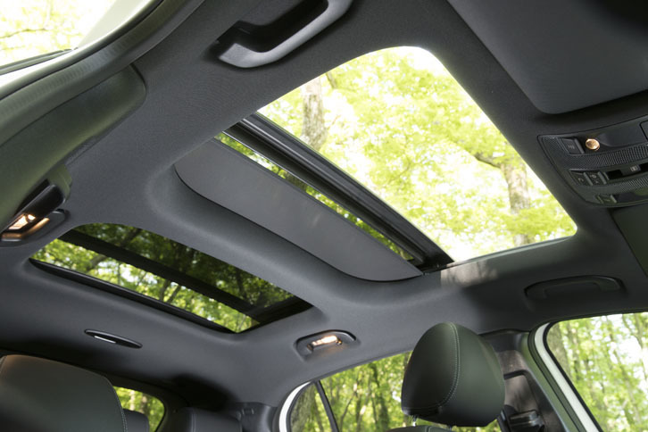 オプションの「プレミアムパッケージ」に含まれるパノラミックスライディングルーフ。挟み込み防止機能を備えている。