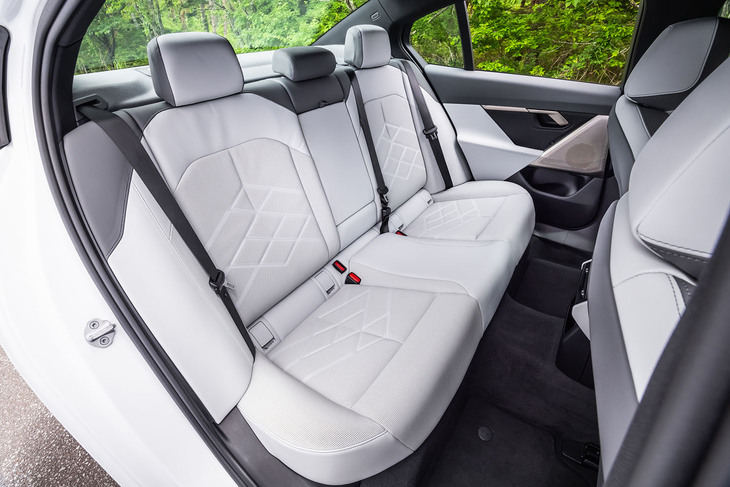 ゆったりとした空間が広がる新型「5シリーズ」の後席。背もたれには、荷室上部のレバーで作動する40：20：40の分割可倒機構が備わっている。
