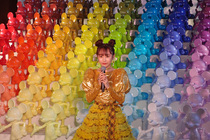 高橋 愛さんは、「今日のために特別なドレスまで仕立てていただいて、とってもうれしい！」と終始ハイテンション。そのヘアスタイルも、もちろんミッキーマウスをイメージしたものだ。