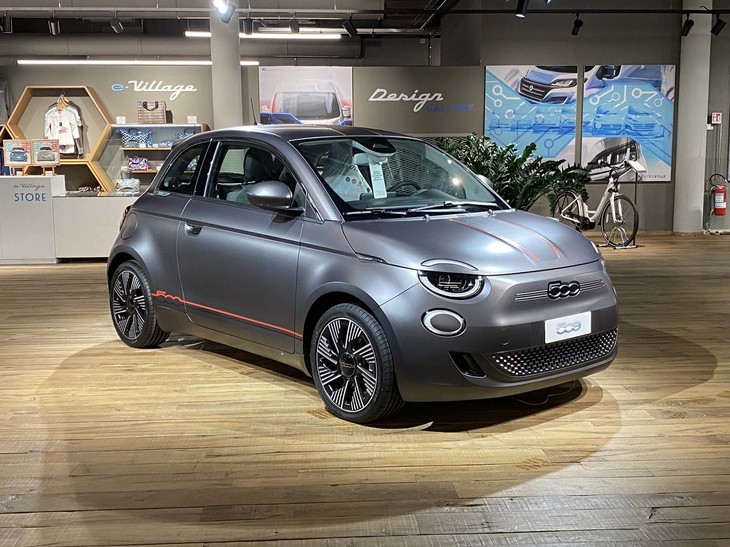「マットブラック」のボディーカラーをまとい、さまざまなアクセサリーを装着した「フィアット500」の展示車。