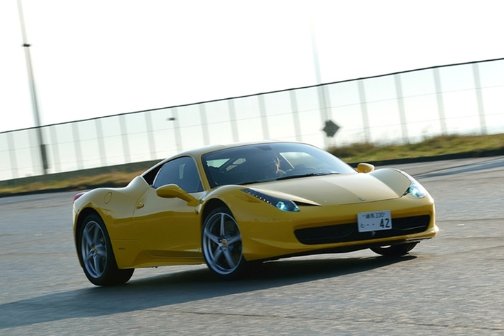 かつての愛機「フェラーリ458イタリア」では自分の限界までサーキットを攻め、定常円旋回ドリフトにも挑戦した。（写真＝池之平昌信）