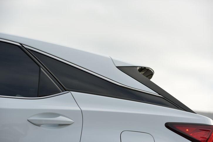 
	「RX」はCピラーの一部がブラックアウトされている。これにより、ルーフ後端が浮いているかのような視覚効果を与える。
	