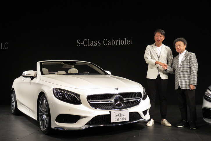 発表会には長年メルセデス・ベンツを愛用しているというカメラマンの篠山紀信氏（写真右）も登場。会場を盛り上げた。