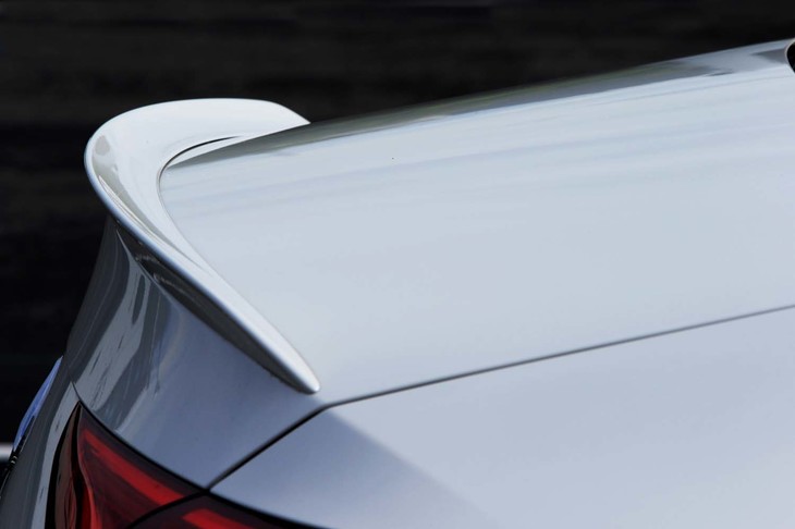 トランクリッドにはボディーと同色のコンパクトなリップスポイラーが備わる。