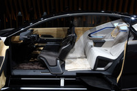 「LF-ZL」の車内。後席のインテリアカラーは前席と異なり、着座位置が高くなっている。