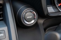 CVTモデルでは、ダッシュボードの「SPORT」ボタンを押すと回転数が高く保たれるようになり、アクセル操作に対するレスポンスが素早くなる。