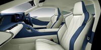 「LC500h／LC500」では「ブルー＆ホワイト」の内装が選べるようになった。
