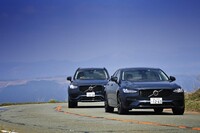 ワインディングロードを行く2台のボルボ。コーナリングの爽快さという点ではセダンの「S90」（写真手前）に分があるが、「XC90」（同奥）は大型SUVでも不安なく走れることに価値がある。