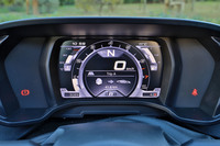 メーターパネルはフルデジタルで、選択されるドライビングモードに応じて、表示のデザインや表示内容が変化する。