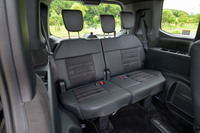 3列目シートはクッションの厚みを増し、背もたれを大型化するなどして座り心地を改善。サスペンションの改良や遮音・吸音材の追加配置などで、乗り心地や静粛性も改善している。