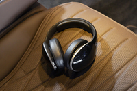 「リアコンフォートパッケージ」にはリアエンターテインメントシステム用のワイヤレスヘッドホン（2つ）が含まれている。