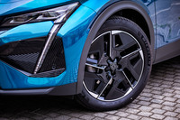 「408」では全グレードに205/55R19サイズのタイヤを採用。今回の試乗車はグラファイトカラーの「GT」専用ホイールに「ミシュランeプライマシー」タイヤが組み合わされていた。