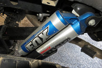 ダンパーは前後ともにFOXレーシングショック。リアはしかもタンク別体式である。「そんなこと言ったら、『ビークロス』なんか前後両方ともカヤバのタンク別体ダンパーだったもんね～」「マジですか。すごいじゃないですか」「でも硬くてぜんぜんダメだったね」「ダメだったのかよ！」