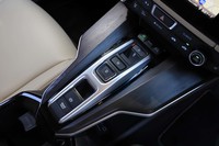「i-MMD」と呼ばれる、ホンダのハイブリッドシステム搭載車と共通するデザインのシフトスイッチを採用。