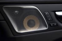 「インスクリプション」の音響機器は、harman/kardonのオーディオシステム（600W、14スピーカー、サブウーハー付き）が標準だが、試乗車にはオプション装備の、Bowers＆Wilkinsのオーディオシステム（1100W、15スピーカー、サブウーハー付き）が採用されていた。