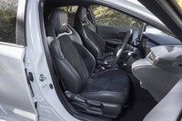 ホールド性を追求したというシートは座面と背もたれの厚みがすごい。「GR」ロゴ入りのヘッドレストは一体式ではなく高さ調整が可能。