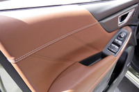 表皮素材にステッチを施すなど、ドアの内張りについても質感の向上が図られている。