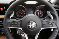 スポーツセダン「ジュリア」でもおなじみの、イグニッションボタンが配されたステアリングホイール。シフトパドルはステアリングコラムから生えているタイプで、ハンドルを切っても位置が変わらないのが特徴だ。