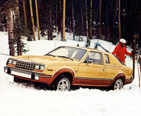 1980年「AMCイーグル」。ビッグスリーにはない個性的なモデルということで、AMCが傘下に収めていたジープのノウハウを応用したフルタイム4WDモデル。写真の2ドアセダンのほか4ドアセダン、5ドアワゴンをそろえたクロスオーバーの先駆け。